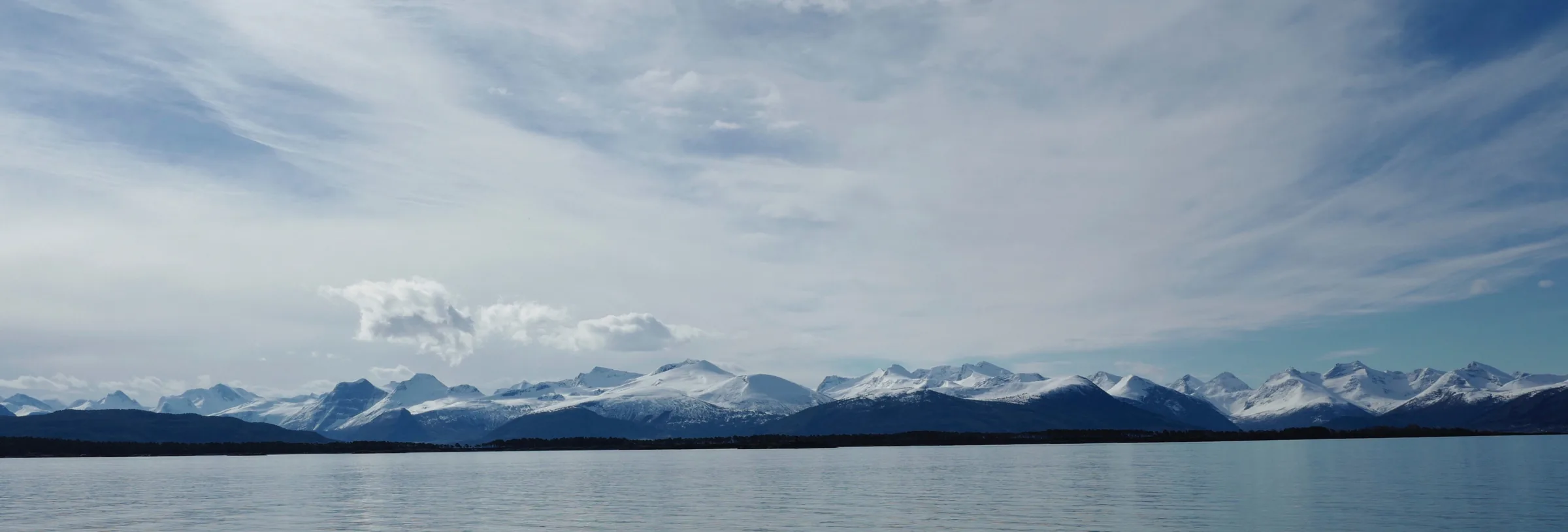 Romsdalsalpene sett over fjorden fra Molde